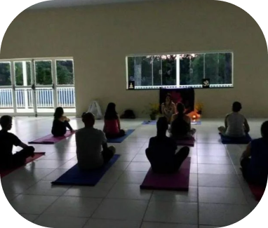 pessoas-meditando-de-costas